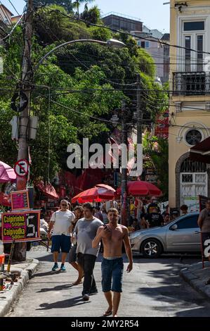 Foule de personnes marchant autour du coin de Joaquim Silva avec les rues Teotonio Regadas, à proximité Selaron marches sous l'après-midi d'été ciel bleu clair. Banque D'Images