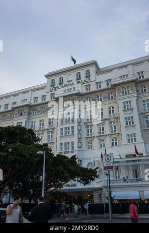 Vue sur la façade du célèbre hôtel cinq étoiles Belmond Copacabana Palace à la plage de Copacabana dans le quartier de Copacabana en été, ciel nuageux en fin d'après-midi Banque D'Images