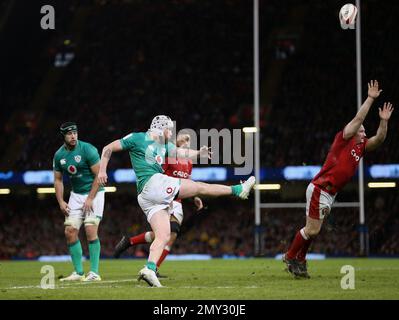 Le Mack Hansen d'Irlande fait ses premiers pas lors du match Guinness des six Nations au stade de la Principauté de Cardiff. Date de la photo: Samedi 4 février 2023. Banque D'Images