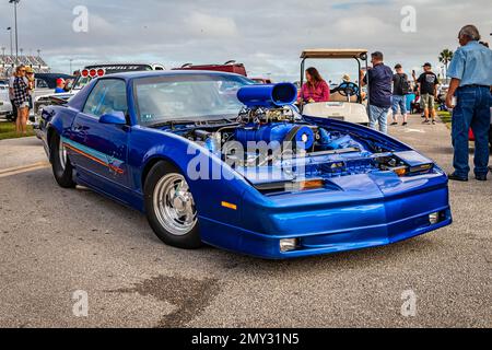 Daytona Beach, FL - 26 novembre 2022 : vue à l'angle avant de haute persécutive d'une 1988 Pontiac Firebird Trans am Pro Street à un salon de voiture local. Banque D'Images