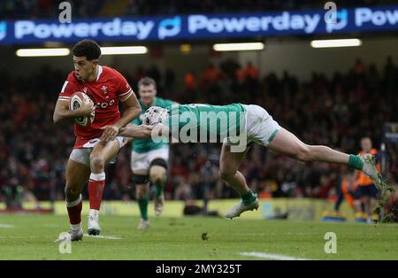 Le Rio Dyer du pays de Galles est attaqué par le Mack Hansen de l'Irlande lors du match Guinness des six Nations au stade de la Principauté de Cardiff. Date de la photo: Samedi 4 février 2023. Banque D'Images