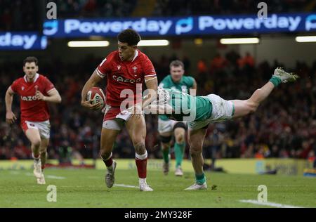 Le Rio Dyer du pays de Galles est attaqué par le Mack Hansen de l'Irlande lors du match Guinness des six Nations au stade de la Principauté de Cardiff. Date de la photo: Samedi 4 février 2023. Banque D'Images