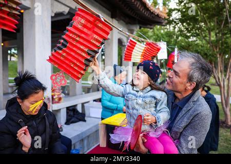 Canberra, Australie. 4th févr. 2023. Les gens regardent une lanterne lors d'un événement célébrant le prochain festival Lantern au Beijing Garden by Lake Burley Griffin à Canberra, en Australie, le 4 février 2023. L'événement mettant en vedette la musique traditionnelle, la danse et le spectacle de lanternes a été organisé par l'Australie China Friendship Society Australian Capital Territory (ACT) Branch. Le festival Lantern, le 15th jour du premier mois du calendrier lunaire chinois, tombe le 5 février de cette année. Credit: Chu Chen/Xinhua/Alay Live News Banque D'Images