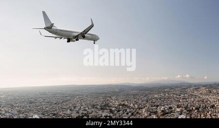 Passagers avion commercial survolant la ville de Limassol, Chypre Banque D'Images