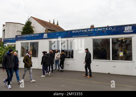 Southend on Sea, Essex, Royaume-Uni. 4th févr. 2023. Une manifestation a lieu au club de football Southend United avant leur match contre York City dans la National League. Les fans accusent le président Ron Martin de ne pas investir dans le club, de relégations répétées et de craintes qu'une prochaine pétition de liquidation du HMRC ne soit pas payée et risque la survie du club. Les manifestants se sont rassemblés dans High Street avant de marcher jusqu’au Roots Hall du club. Les salaires et les factures de service de certains employés n'ont pas été payés. Les supporters entrent au sol et attendent à l'extérieur de la boutique de marchandises Banque D'Images
