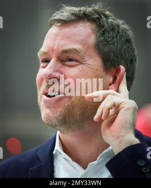 Husum, Allemagne. 04th févr. 2023. Ulf Kämpfer (SPD), Maire de Kiel, sourit à la conférence du parti d'Etat du SPD Schleswig-Holstein au Centre d'exposition Husum. Credit: Christian Charisius/dpa/Alay Live News Banque D'Images