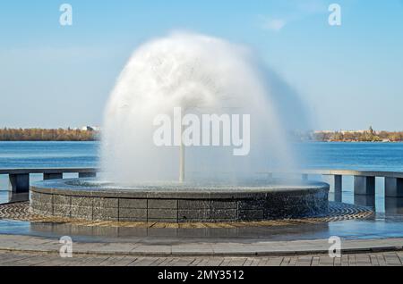Vue sur la magnifique fontaine en forme de ballon sur le remblai de la ville de Dnipro, Ukraine Banque D'Images