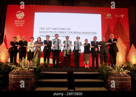 (De gauche à droite) H. E. Doan Van Viet (Vice-Ministre de la Culture, des Sports, Et Tourisme du Viet Nam), Arrun Boonchai (Secrétaire permanent du Tourisme et des Sports, Thaïlande), Juliana Kua Shu Tan, Assistante (Chef de l'exécutif, Groupe international, Singapour), Christina Garcia Fasco (Secrétaire du Département du Tourisme, Philippines), PARK Jongtaek (Directeur général de la politique touristique, Ministère de la Culture, des Sports et du Tourisme de la République de Corée), S.E. Hiroo Ishii (Ministre de la terre, des infrastructures, des transports et du tourisme, Japon), Sandiaga Uno (Ministre indonésien du tourisme et de l'économie créative), Shizeyi ( Banque D'Images