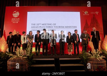 (De gauche à droite) H. E. Doan Van Viet (Vice-Ministre de la Culture, des Sports, Et Tourisme du Viet Nam), Arrun Boonchai (Secrétaire permanent du Tourisme et des Sports, Thaïlande), Juliana Kua Shu Tan, Assistante (Chef de l'exécutif, Groupe international, Singapour), Christina Garcia Fasco (Secrétaire du Département du Tourisme, Philippines), PARK Jongtaek (Directeur général de la politique touristique, Ministère de la Culture, des Sports et du Tourisme de la République de Corée), S.E. Hiroo Ishii (Ministre de la terre, des infrastructures, des transports et du tourisme, Japon), Sandiaga Uno (Ministre indonésien du tourisme et de l'économie créative), Shizeyi ( Banque D'Images