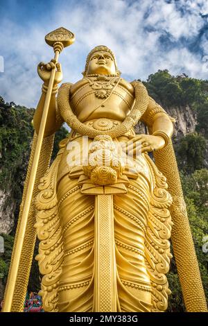 Le Bouddha doré et les escaliers colorés en face des grottes de Batu, Kuala lu,pur, Malaisie Banque D'Images