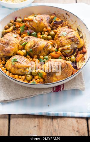 Cocotte de tagine de poulet aux olives, citrons conservés et pois chiches Banque D'Images