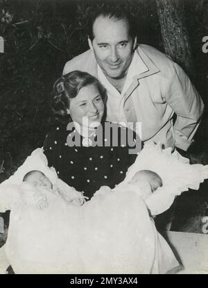 L'actrice suédoise Ingrid Bergman et le cinéaste italien Roberto Rossellini avec leurs nouveaux jumeaux, 1952 Banque D'Images