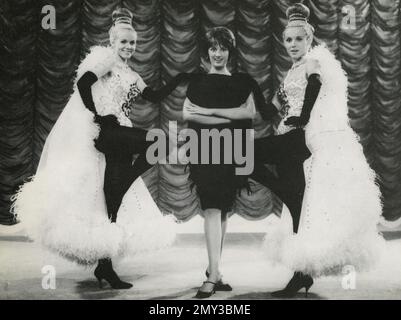 La chanteuse italienne Mina avec les jumeaux Kessler, Italie 1964 Banque D'Images