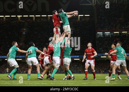 Adam Beard, du pays de Galles, et Alun Wyn Jones, de l'Irlande, participent à la compétition lors du match Guinness six Nations au stade de la Principauté de Cardiff. Date de la photo: Samedi 4 février 2023. Banque D'Images