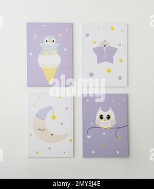 Différentes photos mignonnes sur un mur blanc. Éléments intérieurs de la chambre des enfants Banque D'Images