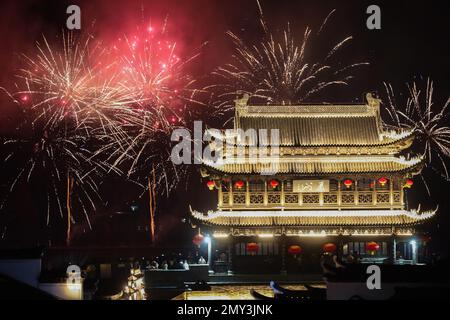 Jiande. 4th févr. 2023. Cette photo aérienne prise le 4 février 2023 montre des feux d'artifice illuminant le ciel au-dessus de la ville antique de Yangzhou à Jiande, dans la province de Zhejiang en Chine orientale. Le festival Lantern, le 15th jour du premier mois du calendrier lunaire chinois, tombe le 5 février de cette année. Diverses activités culturelles folkloriques ont été organisées dans tout le pays pour accueillir le prochain festival. Credit: Xu Yu/Xinhua/Alay Live News Banque D'Images