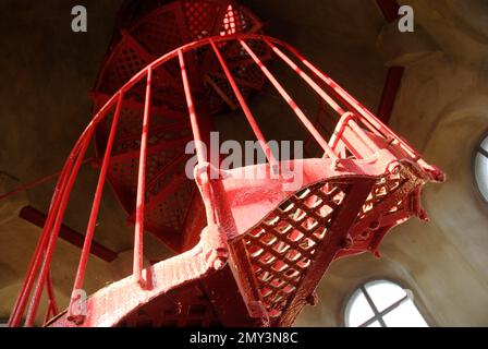 Vieux escalier de brigade de feu rouge, escalier en spirale d'acier menant à l'étage dans un bâtiment Banque D'Images