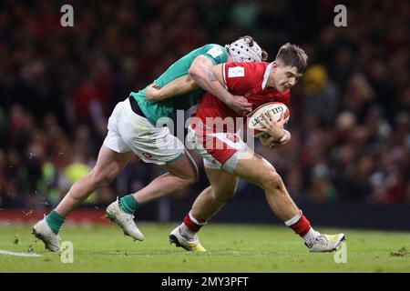 Le Mack Hansen d'Irlande s'est attaqué à Joe Hawkins du pays de Galles lors du match Guinness six Nations au stade de la Principauté, à Cardiff. Date de la photo: Samedi 4 février 2023. Banque D'Images