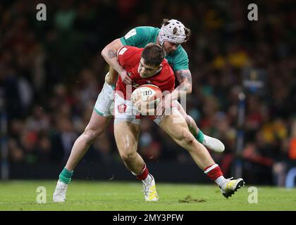 Le Mack Hansen d'Irlande s'est attaqué à Joe Hawkins du pays de Galles lors du match Guinness six Nations au stade de la Principauté, à Cardiff. Date de la photo: Samedi 4 février 2023. Banque D'Images