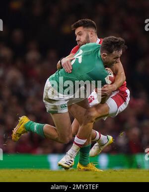 L'Ireland Hugo Keenan est affronté par Tomos Williams au pays de Galles lors du match Guinness six Nations au stade de la Principauté de Cardiff. Date de la photo: Samedi 4 février 2023. Banque D'Images