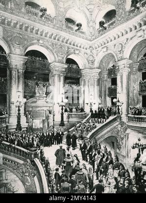 Le grand escalier de l'Opéra de Paris le jour de son ouverture, illustration, France 1885 Banque D'Images