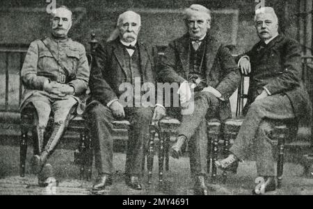 De gauche à droite : le chef d'état-major français Marshall Foch et le PM Georges Clemenceau, le PM anglais Lloyd George et le PM italien Vittorio Emanuele Orlando à la maison de Lloyd George à Paris, France 1910s Banque D'Images