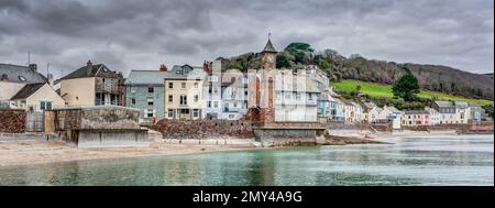 Large panoramique, calme hiverne jour regardant sur la mer vers les jolis bâtiments de bord de mer de Cawsand et de Kingsand dans le sud-est de Cornwall. Banque D'Images