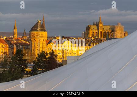 Vue panoramique de Metz, ville de la région Lorraine au nord-est de la France, vue autour du Centre Pompidou-Metz le soir Banque D'Images