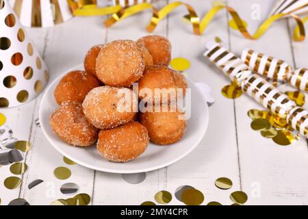 Le traditionnel allemand 'Berliner Pfannkuchen', un donut sans trou rempli de confiture. Traditionnel servi pendant le carnaval Banque D'Images