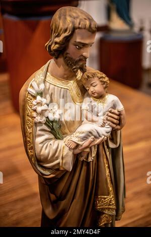 Statue de Saint-Jean Joseph tenant le bébé Jésus à Saint L'Église catholique de Joseph en l'honneur de la Fête de Saint-Joseph Joseph 19 mars. Banque D'Images