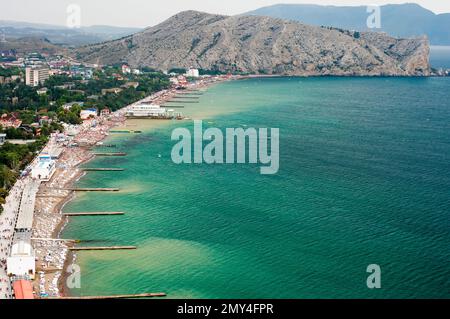 Baie de la ville de Sudak dans la Crimée et la montagne. Vacances d'été à la mer, vue sur la plage depuis une hauteur. Banque D'Images