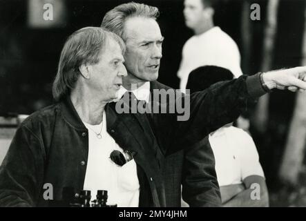 Le réalisateur américain Wolfgang Peterson et l'acteur Clint Eastwood sur la scène du film dans la ligne de feu, USA 1993 Banque D'Images