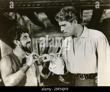 Les acteurs américains Burt Lancaster et Nick Cravat dans le film The Crimson Pirate, USA 1952 Banque D'Images