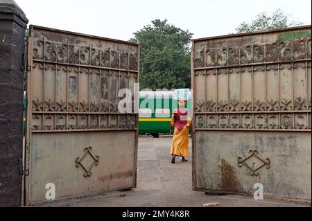 MALI, Bamako, gare, ligne de chemin de fer de Bamako à Dakar, bâtiment colonial de l'époque coloniale française, autocars fabriqués en Inde / Bahnhof, koloniales Gebaeude aus der französischen Kolonalzeit, Bahnlinie Bamako-Dakar Banque D'Images