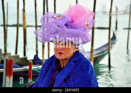 4 février 2023. Premier jour du carnaval de Venise. Vieille dame avec chapeau fantaisie. Banque D'Images