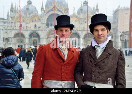 4 février 2023. Premier jour du carnaval de Venise. Deux hommes du 19th siècle sur la place Saint-Marc. Banque D'Images