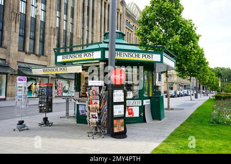 Kiosque à journaux vert vintage à Corneliusplatz dans le centre-ville de Düsseldorf/Allemagne. Banque D'Images