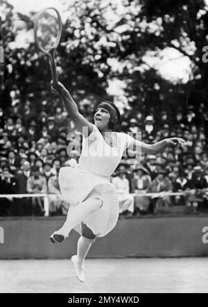 Suzanne Lenglen. Portrait du joueur de tennis français et du monde inaugural No 1, Suzanne Rachel flore Lenglen (1899-1938) en 1922 Banque D'Images