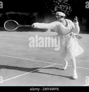 Suzanne Lenglen. Portrait du joueur de tennis français et du monde inaugural No 1, Suzanne Rachel flore Lenglen (1899-1938) en 1920 Banque D'Images