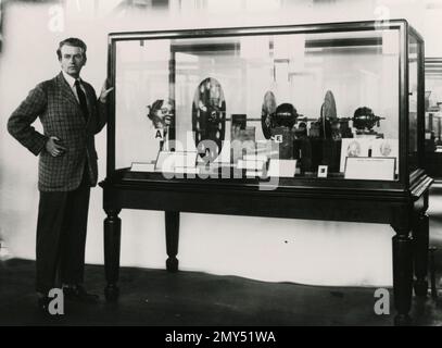 L'inventeur écossais John Logie Baird avec son premier modèle d'expérience télévisuelle, Science Museum, Londres, Royaume-Uni 1980s Banque D'Images