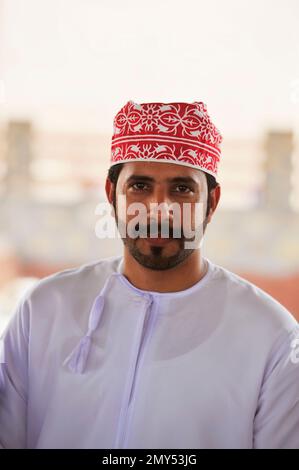 Les gens ordinaires, habillés traditionnellement, au marché du bétail de Nizwa - Oman Banque D'Images