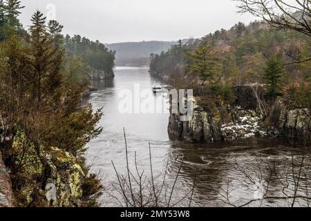 Dalles de la rue Rivière Croix avec angle Rock et bateau à aubes Taylors Falls Queen au quai dans le parc national Interstate. Banque D'Images