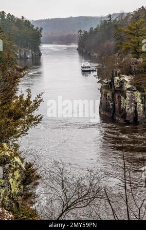 Dalles de la rue Rivière Croix avec la Taylors Falls Queen au quai sur la rivière dans le parc national Interstate. Banque D'Images