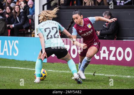 Walsall, Royaume-Uni. 04th févr. 2023. Walsall, Angleterre, 4 février 2023: Mayumi Pacheco (33 Aston Villa) sur le ballon pendant le match de la Super League Barclays FA Womens entre Aston Villa et Brighton au stade de Bescot à Walsall, Angleterre (Natalie Mincher/SPP) Credit: SPP Sport Press photo. /Alamy Live News Banque D'Images