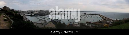 Vue panoramique sur le port de Granville en Bretagne France lors d'une journée d'été Banque D'Images