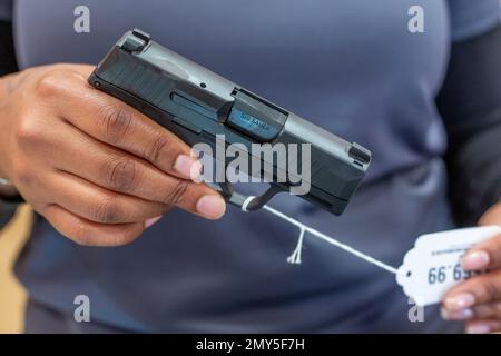 Southgate, Michigan - Une vendeuse présente un pistolet SIG Sauer à Range USA, une chaîne nationale de magasins d'armes à feu qui a ouvert son quatrième site du Michigan. Banque D'Images