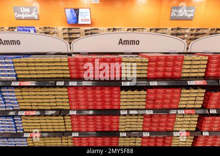 Southgate, Michigan - munitions en vente à Range USA, une chaîne nationale de magasins d'armes à feu qui a ouvert son quatrième emplacement au Michigan. Le magasin vend de la firea Banque D'Images