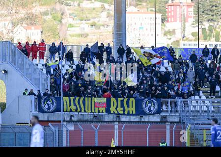 Côme, Italie. 4th févr. 2023. Frosinone Calcio supporters lors du match de football italien de la série B entre Calcio Como et Frosinone Calcio le 4 février 2023 au stadio Giuseppe Senigallia à Côme, en Italie. Photo Tiziano Ballabio crédit: Tiziano Ballabio/Alamy Live News Banque D'Images