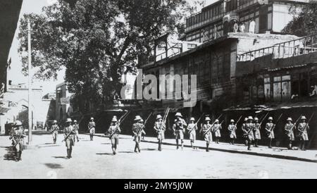 Infanterie britannique en patrouille anti-émeute à Peshawar lors des manifestations contre le gouvernement colonial britannique en Inde en 1930. Banque D'Images