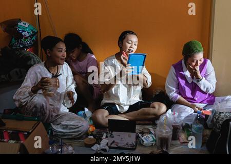 Bangkok, Thaïlande. 04th févr. 2023. Les interprètes d'opéraís chinois ont vu s'maquiller avant de se présenter au quartier chinois de Bangkokís. En raison de la semaine de design de Bangkok 2023, l'opéra chinois a lieu dans le quartier chinois de Bangkok avec l'événement supplémentaire pour relier les adolescents thaïlandais à la vieille communauté. Crédit : SOPA Images Limited/Alamy Live News Banque D'Images